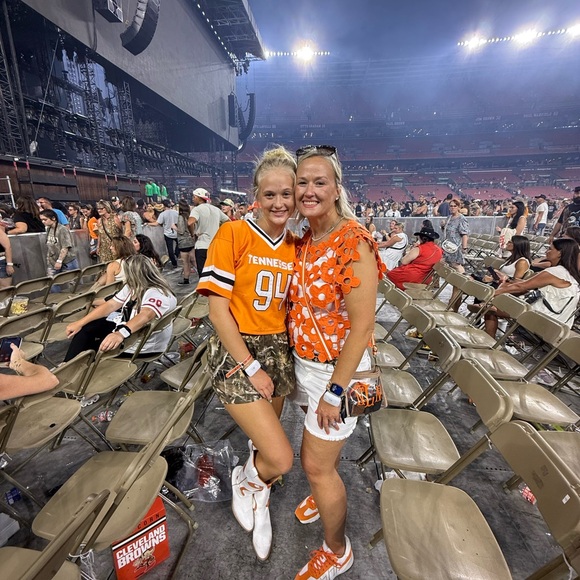 Meet your Posher, Nicole - Picture 1 of 1